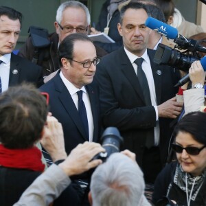 François Hollande s'est promené au côté de Bernard Combes, le maire de Tulle. Après avoir voté au bureau de vote de Tulle, François Hollande est allé à la rencontre des Corréziens et s'est rendu sur les chantiers des travaux du centre ville. Tulle, le 23 avril 2017. © Patrick Bernard/Bestimage