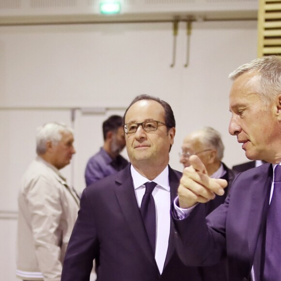 François Hollande s'est promené au côté de Bernard Combes, le maire de Tulle. Après avoir voté au bureau de vote de Tulle, François Hollande est allé à la rencontre des Corréziens et s'est rendu sur les chantiers des travaux du centre ville. Tulle, le 23 avril 2017. © Patrick Bernard/Bestimage