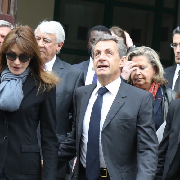 Nicolas Sarkozy et sa femme Carla Bruni-Sarkozy votent pour le premier tour des élections présidentielles au lycée La Fontaine à Paris le 23 avril 2017.