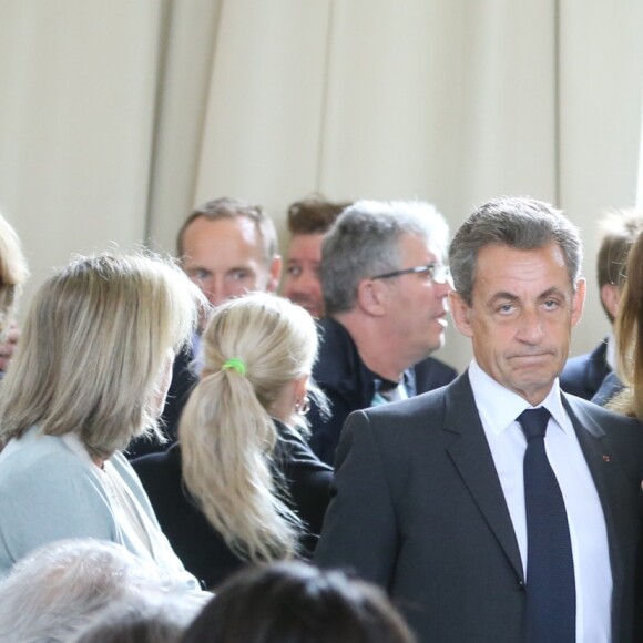 Nicolas Sarkozy et sa femme Carla Bruni-Sarkozy votent pour le premier tour des élections présidentielles au lycée La Fontaine à Paris le 23 avril 2017.