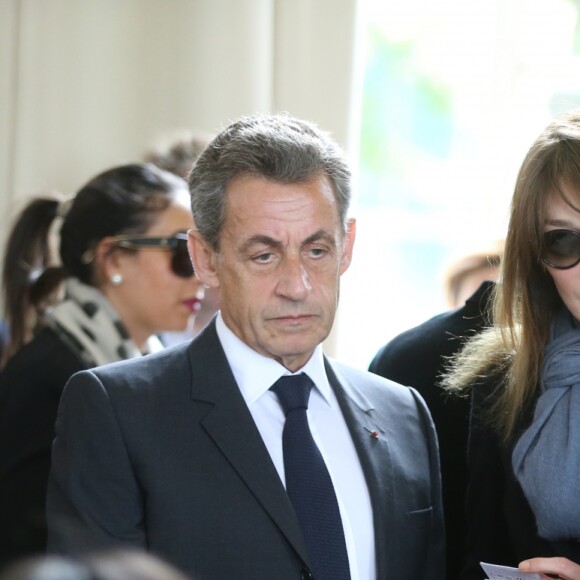 Nicolas Sarkozy et sa femme Carla Bruni-Sarkozy votent pour le premier tour des élections présidentielles au lycée La Fontaine à Paris le 23 avril 2017.