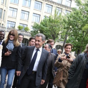 Nicolas Sarkozy et son épouse Carla Bruni-Sarkozy votent pour le premier tour des élections présidentielles au lycée La Fontaine à Paris le 23 avril 2017.