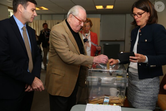 Exclusif - Jean-Marie Le Pen vote à Saint-Cloud pour le premier tour des élections présidentielles le 23 avril 2017.
