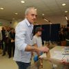 Philippe Poutou, candidat pour le parti NPA, vote au premier tour des élections présidentielles à Bordeaux le 23 avril 2017. © Quentin Salinier / Patrick Bernard / Bestimage