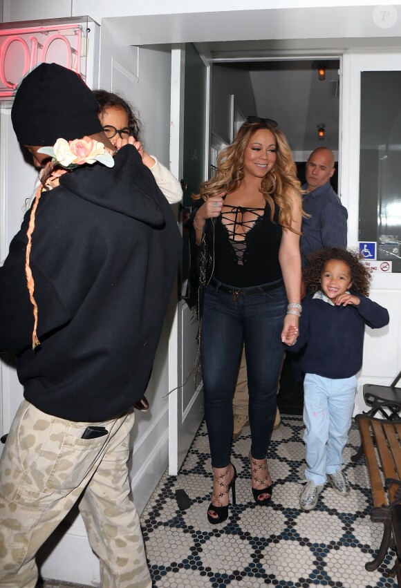 Mariah Carey et Nick Cannon quittent le restaurant Au Fudge avec leurs enfants Moroccan et Monroe à West Hollywood le 22 avril 2017.