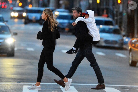Exclusif - Patrick Dempsey se promène avec sa fille Tallula Fyfe Dempsey et son fils Darby Galen Dempsey dans les rues de New York, le 4 avril 2017