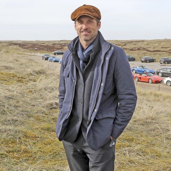 Patrick Dempsey visite un showroom Porsche à Sylt en Allemagne le 1er avril 2017.