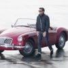 Patrick Dempsey très sexy sur le tournage d'un film sur une plage à Los Angeles. L’acteur se promène sur le sable et conduit aussi une magnifique voiture classique MG. Le 14 mars 2017 © CPA/Bestimage