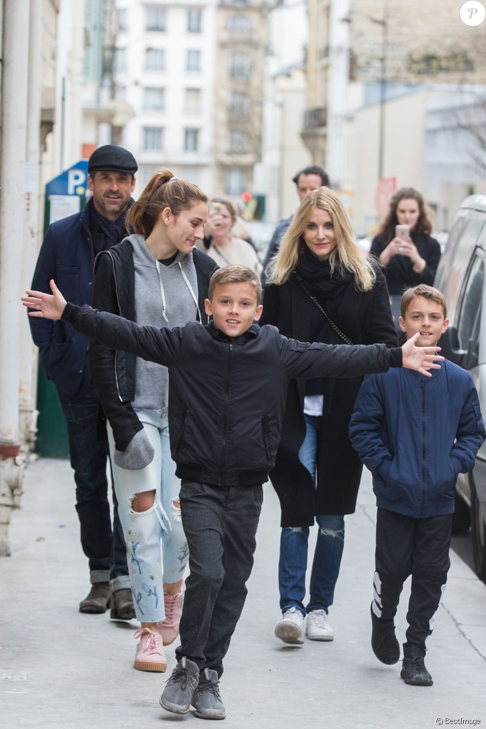Jillian Fink Darby Galen Dempsey Semi-exclusif - L'acteur Patrick Dempsey, sa femme Jillian Fink, ses  enfants Tallula, Darby et Sullivan se promènent dans les rues de Paris  après voir visité le - Purepeople
