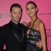 Nicolas Duvauchelle (Costume Azzaro) et sa compagne Anouchka Alsif (Robe Azzaro) lors du photocall du Victoria's Secret Fashion 2016 au Grand Palais à Paris, France, le 30novembre 2016.