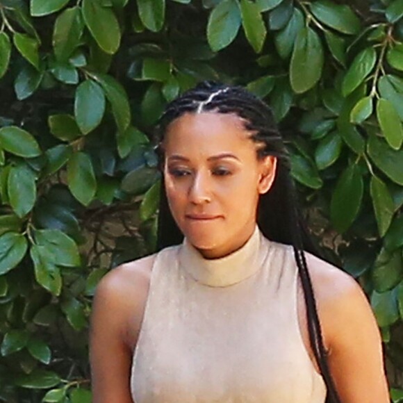 Premières photos de Melanie Brown (Mel B) à la sortie de son domicile après son annonce officielle de son divorce avec Stephen Bela­fonte. La fin d'une relation horrible pour l’ex-Spice Girl, qui aurait vécu un véritable cauchemar aux côtés du producteur de cinéma américain si l’on en croit toutes les révélations qui fleurissent. Outre des violences physiques et psycho­lo­giques, ou encore des infi­dé­li­tés avec sa nounou que son ex-mari a mis enceinte, Mela­nie Brown a égale­ment connu l’hor­reur de rela­tions forcées avec lui et d’autres femmes… Le 5 avril 2017