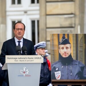 François Hollande - Cérémonie en hommage à Xavier Jugelé, policier tué dans l'attentat sur l'avenue des Champs-Elysées, le 25 avril 2017 à la préfecture de police de Paris. Le policier français Xavier Jugelé a été tué le 20 avril, dans une attaque revendiquée par le groupe de l'Etat islamique. © Dominique Jacovides/Bestimage C