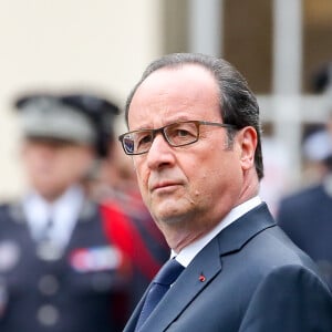 François Hollande - Cérémonie en hommage à Xavier Jugelé, policier tué dans l'attentat sur l'avenue des Champs-Elysées, le 25 avril 2017 à la préfecture de police de Paris. Le policier français Xavier Jugelé a été tué le 20 avril, dans une attaque revendiquée par le groupe de l'Etat islamique. © Dominique Jacovides/Bestimage