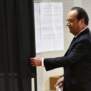 François Hollande vote à Tulle, le 23 avril 2017. © Patrick Bernard/Bestimage