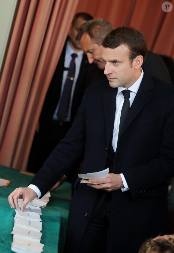 Emmanuel Macron, candidat à l'élection présidentielle pour son mouvement "En Marche!" vote à la mairie du Touquet en compagnie de sa femme Brigitte Macron (Trogneux) pour le premier tour des élection présidentielles le 23 avril 2017. © Dominique Jacovides / Sébastien Valiela / Bestimage