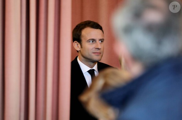 Emmanuel Macron, candidat à l'élection présidentielle pour son mouvement "En Marche!" vote à la mairie du Touquet en compagnie de sa femme Brigitte Macron (Trogneux) pour le premier tour des élection présidentielles le 23 avril 2017. © Dominique Jacovides / Sébastien Valiela / Bestimage