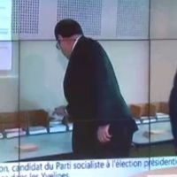 François Hollande : Son "oubli" au bureau de vote lors du premier tour...