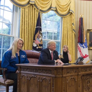 Le président Donald Trump et sa fille Ivanka en vidéo conference avec les astronautes de la NASA à bord de l'International Space Station. Washington, le 24 avril 2017.