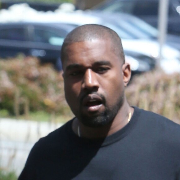 Kanye West passe à son bureau à Calabasas le 26 avril 2017.