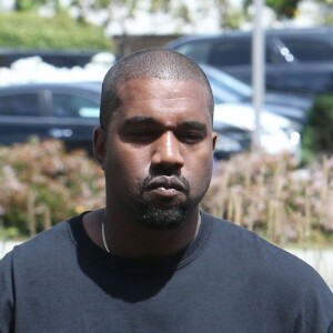 Kanye West passe à son bureau à Calabasas le 26 avril 2017.