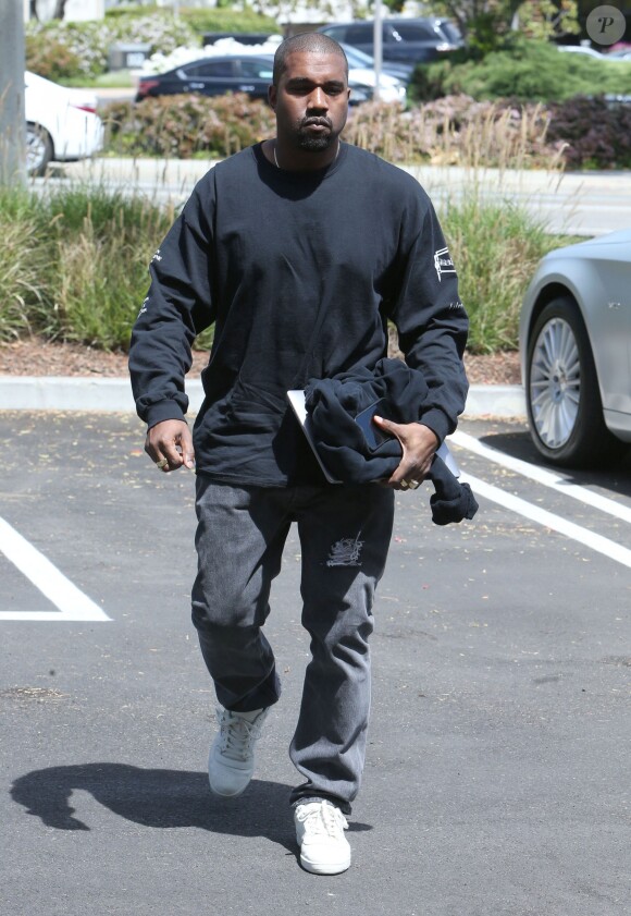 Kanye West passe à son bureau à Calabasas le 26 avril 2017.