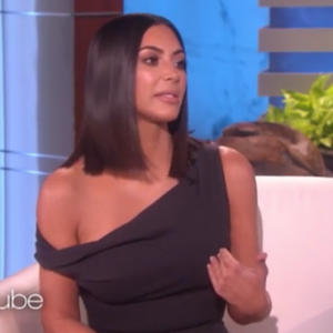 Kim Kardashian dans l'émission "The Ellen DeGeneres Show", épisode diffusé le 27 avril 2017 aux Etats-Unis. Très émue, la star de télé-réalité est revenue sur le terrifiant braquage dont elle a été victime le 3 octobre dernier à Paris.