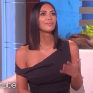 Kim Kardashian dans l'émission "The Ellen DeGeneres Show", épisode diffusé le 27 avril 2017 aux Etats-Unis. Très émue, la star de télé-réalité est revenue sur le terrifiant braquage dont elle a été victime le 3 octobre dernier à Paris.