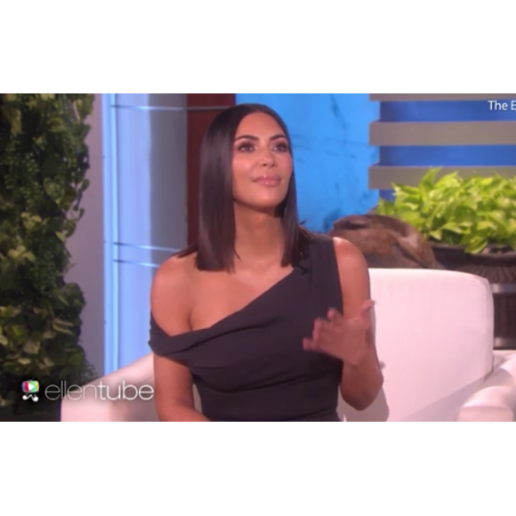 Kim Kardashian dans l'émission "The Ellen DeGeneres Show", épisode diffusé le 27 avril 2017 aux Etats-Unis. Très émue, la star de télé-réalité est revenue sur le terrifiant braquage dont elle a été victime le 3 octobre dernier à Paris.