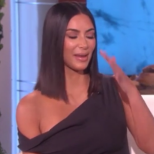 Kim Kardashian dans l'émission "The Ellen DeGeneres Show", épisode diffusé le 27 avril 2017 aux Etats-Unis. Très émue, la star de télé-réalité est revenue sur le terrifiant braquage dont elle a été victime le 3 octobre dernier à Paris.