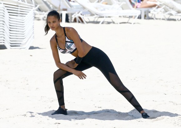 Martha Hunt & Lais Ribeiro Practice Yoga on Miami Beach for Victoria's  Secret Shoot: Photo 3891756, Lais Ribeiro, Martha Hunt Photos