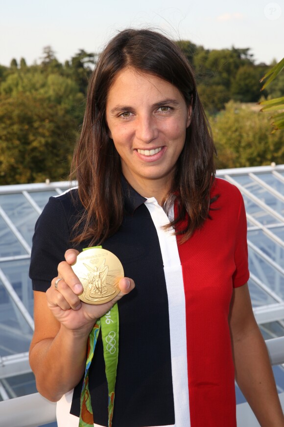 Charline Picon pose avec sa médaille olympique lors d'un cocktail organisé à la Piscine Molitor à Paris, France le 30 août 2016.