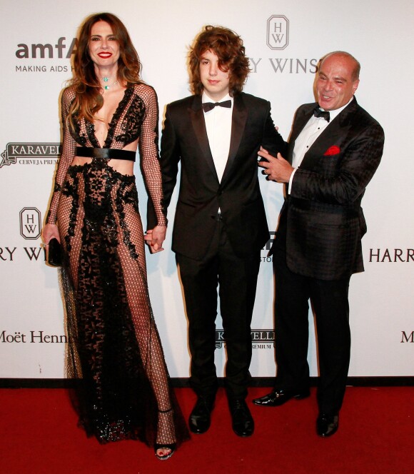 Luciana Gimenez, son fils Lucas Jagger (fils de Mick Jagger) et Marcelo de Carvalho assistent au gala de l'amfAR à São Paulo. Le 27 avril 2017.