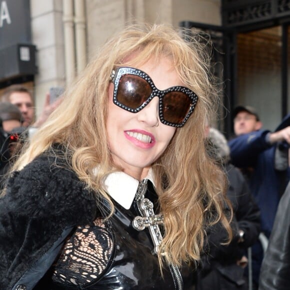 Arielle Dombasle arrivant au défilé de mode Haute-Couture printemps-été 2017 "Jean-Paul Gaultier" à Paris le 25 janvier 2017. © CVS-Veeren/Bestimage