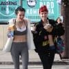 Exclusif - Bella Thorne (cheveux bleus) discute, plaisante et se balade avec sa soeur Dani Thorne (cheveux rouge) dans les rues de Los Angeles, le 1er janvier 2017