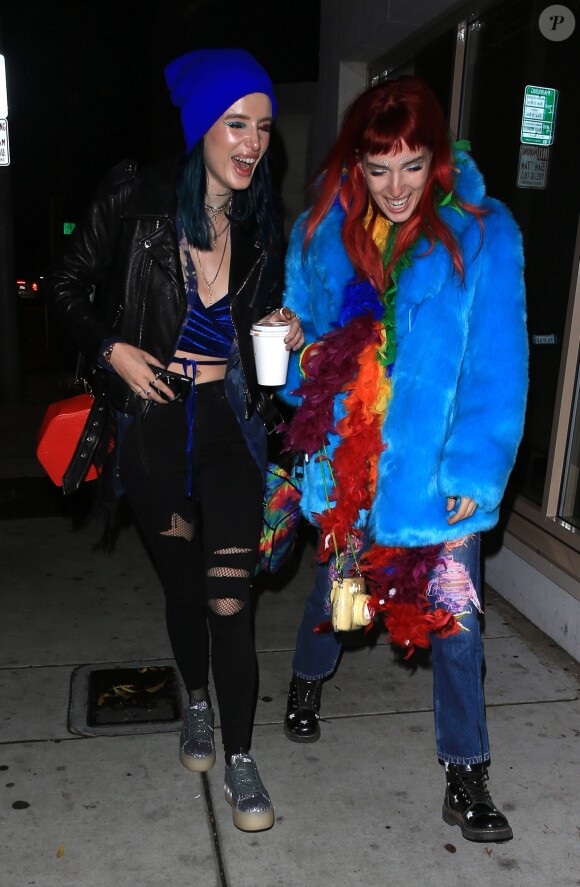 Bella Thorne est allée diner avec sa soeur Dani Thorne au restaurant Gracias Madre pour fêter son anniversaire à West Hollywood, le 19 janvier 2017