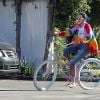 Exclusif - Bella Thorne, qui porte un gilet aux couleurs de l'arc-en-ciel, se promène à vélo dans les rues de Los Angeles. Le 13 février 2017