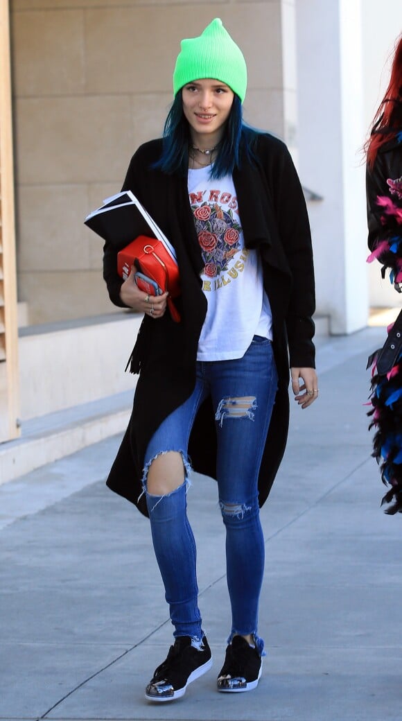 Bella Thorne (les cheveux bleus) et sa soeur Dani Thorne (les cheveux rouge) à la sortie d'un salon de coiffure à Beverly Hills. Les 2 soeurs semblent avoir des problèmes d’acnée… Le 16 janvier 2017