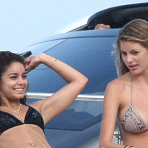 Vanessa Hudgens passe ses vacances à bord d'un yacht avec ses amis Eli Roth, Lucila Sola et sa fille Camila Morrone pendant le 11e festival du film et de musique d'Ischia. Le 19 juillet 2013
