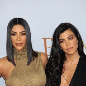 Kim Kardashian et sa soeur Kourtney Kardashian lors de la première "The Promise" à Hollywood, le 12 avril 2017.