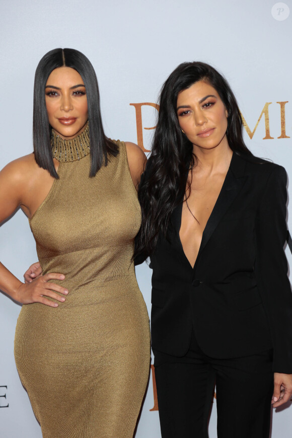 Kim Kardashian et sa soeur Kourtney Kardashian lors de la première "The Promise" à Hollywood, le 12 avril 2017.