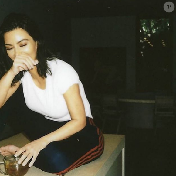 Kim Kardashian a publié une photo d'elle en train de rire et boire du thé sur sa page Instagram le 30 avril 2017