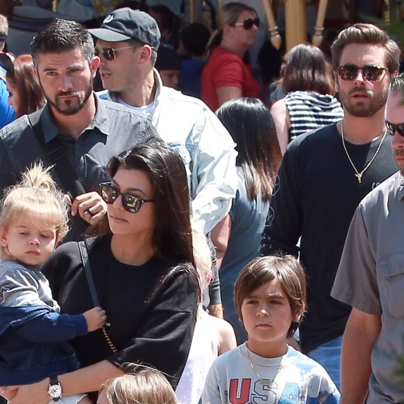 Kourtney Kardashian et Scott Disick passent une journée à Disneyland avec leurs enfants Mason, Penelope et Reign Disick à Anaheim. La petite North West les accompagne. Le 18 avril 2017