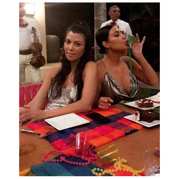 Kourtney Kardashian et sa soeur Kim en vacances à Puerto Rico - Photo publiée sur Instagram le 29 avril 2017