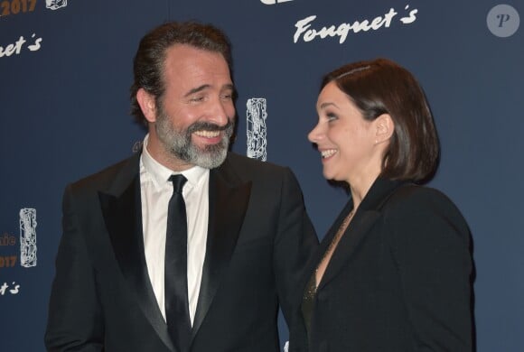 Jean Dujardin et sa compagne Nathalie Péchalat - Photocall du dîner de la 42e cérémonie des César au Fouquet's à Paris. Le 24 février 2017 © Giancarlo Gorassini / Bestimage