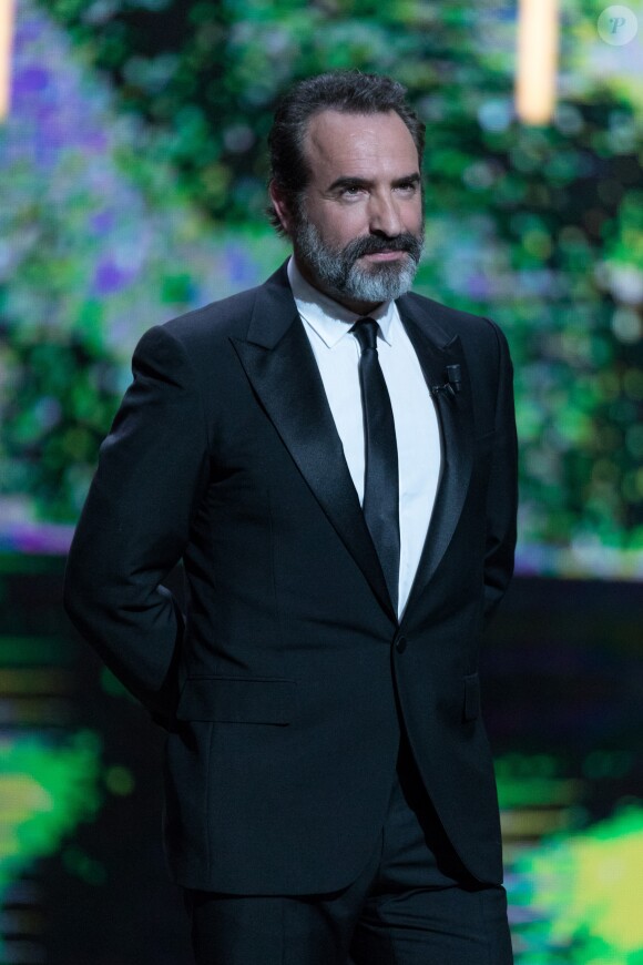 Jean Dujardin - George Clooney (montre Omega) reçoit un César d'honneur à la 42e cérémonie des César à la salle Pleyel à Paris le 24 février 2017. © Olivier Borde / Dominique Jacovides / Bestimage