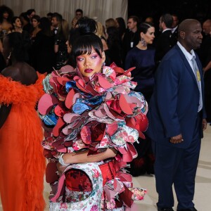 Rihanna, habillée d'une robe Comme des Garçons (collection automne 2016) et de sandales Dsquared² - Met Gala 2017, exposition "Rei Kawakubo/Comme des Garçons: Art Of The In-Between" au Metropolitan Museum of Art. New York, le 1er mai 2017. © Christopher Smith/AdMedia via Zuma/Bestimage