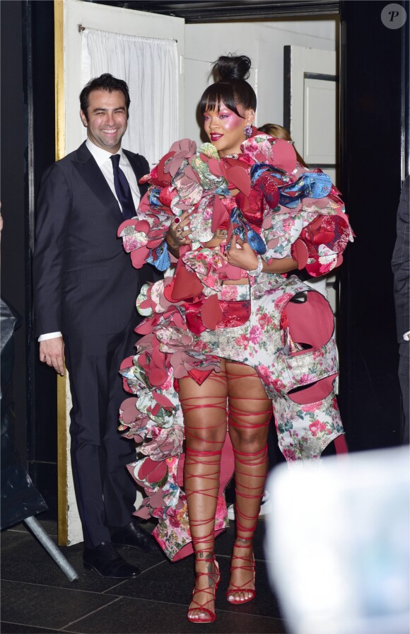 Rihanna à la sortie de l'hôtel Carlyle pour se rendre au MET 2017 Costume Institute Gala sur le thème de "Rei Kawakubo/Comme des Garçons: Art Of The In-Between" à New York, le 1er mai 2017. © CPA/Bestimage  Rihanna wears a stunning floral dress as she leaves The Carlyle Hotel for the 2017 Met Gala. New York City, New York - Monday May 1, 2017.01/05/2017 - New York