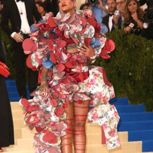 Rihanna, habillée d'une robe Comme des Garçons (collection automne 2016) et de sandales Dsquared² - Met Gala 2017, exposition "Rei Kawakubo/Comme des Garçons: Art Of The In-Between" au Metropolitan Museum of Art. New York, le 1er mai 2017. © Christopher Smith/AdMedia via Zuma/Bestimage