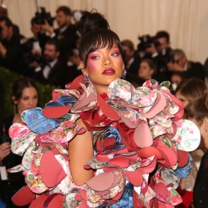 Rihanna, habillée d'une robe Comme des Garçons (collection automne 2016) et de sandales Dsquared² - Met Gala 2017, exposition "Rei Kawakubo/Comme des Garçons: Art Of The In-Between" au Metropolitan Museum of Art. New York, le 1er mai 2017. © Christopher Smith/AdMedia via Zuma/Bestimage