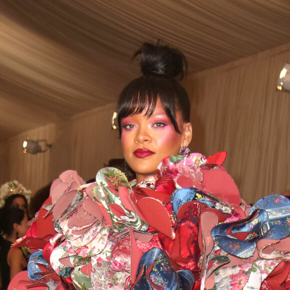 Rihanna, habillée d'une robe Comme des Garçons (collection automne 2016) et de sandales Dsquared² - Met Gala 2017, exposition "Rei Kawakubo/Comme des Garçons: Art Of The In-Between" au Metropolitan Museum of Art. New York, le 1er mai 2017. © Christopher Smith/AdMedia via Zuma/Bestimage